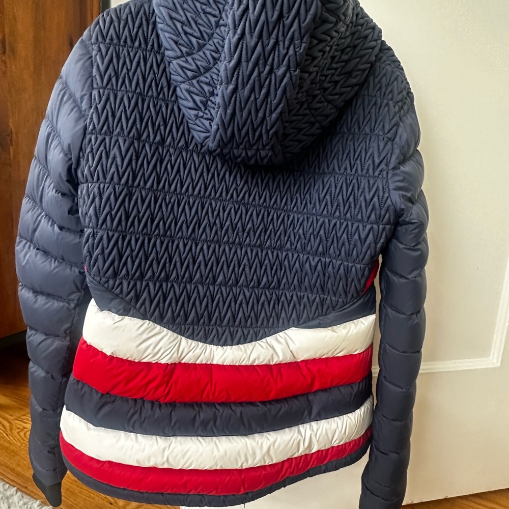 Perfect moment ski jacket, warm and comfy. - Picture 3 of 8